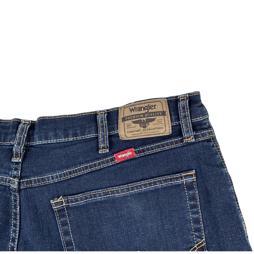 New Mens Wrangler Athletic Fit Tapered Denim Jeans Size 38x32 NWOT Dark Wash